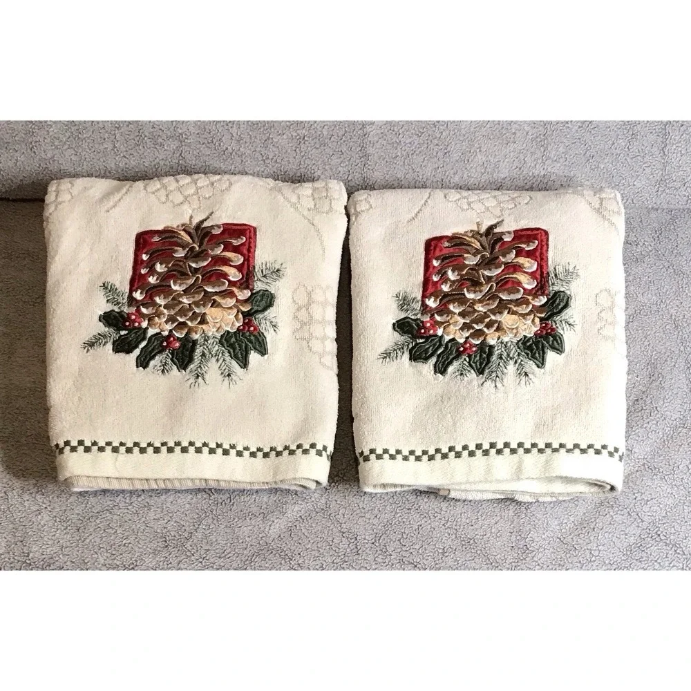Holiday 2 pc Bath Towel Set‎ Embroidered Christmas Pinecone